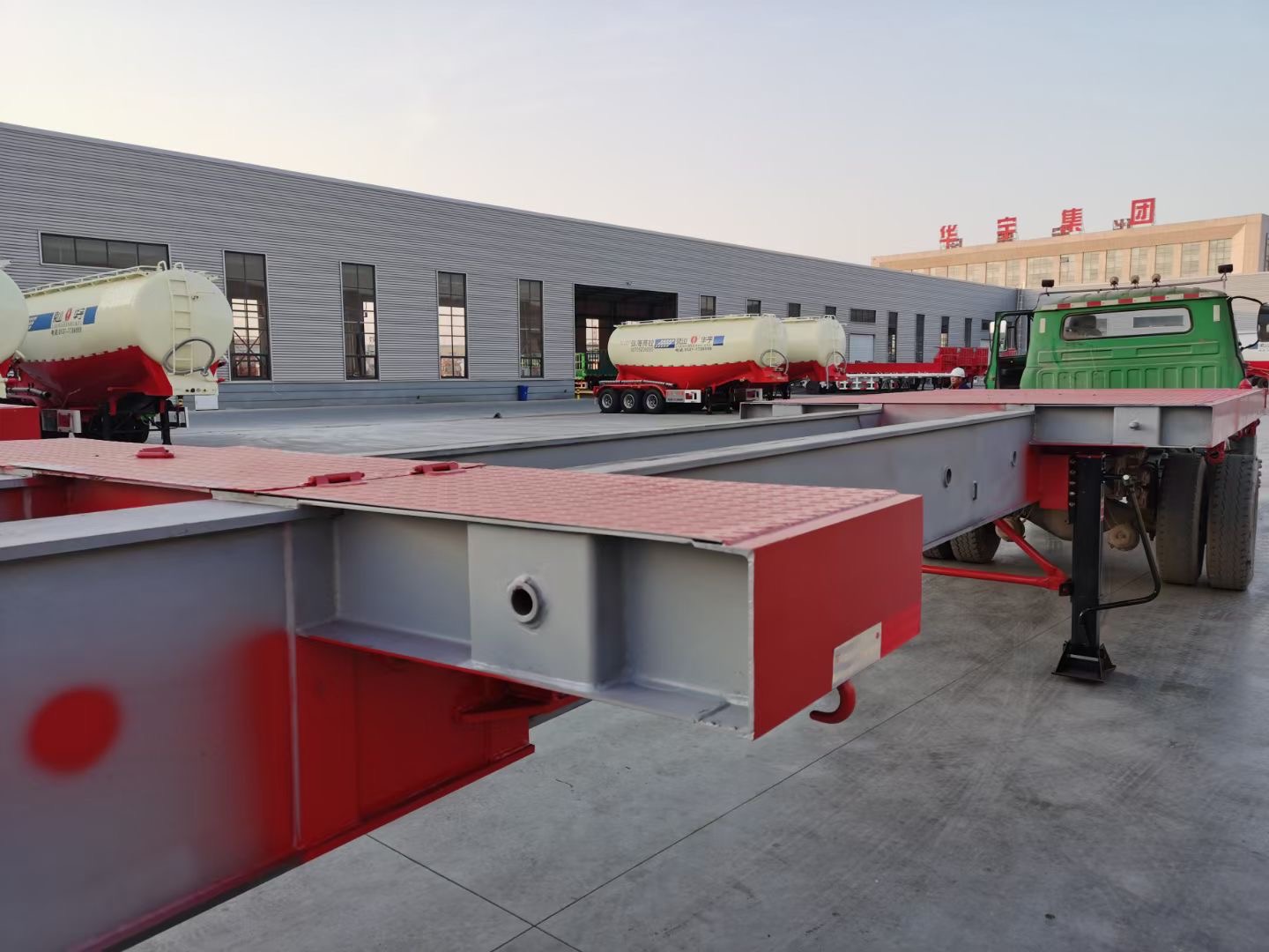 Tri Axle Hydraulic 12m Flatbed Semi Trailer 