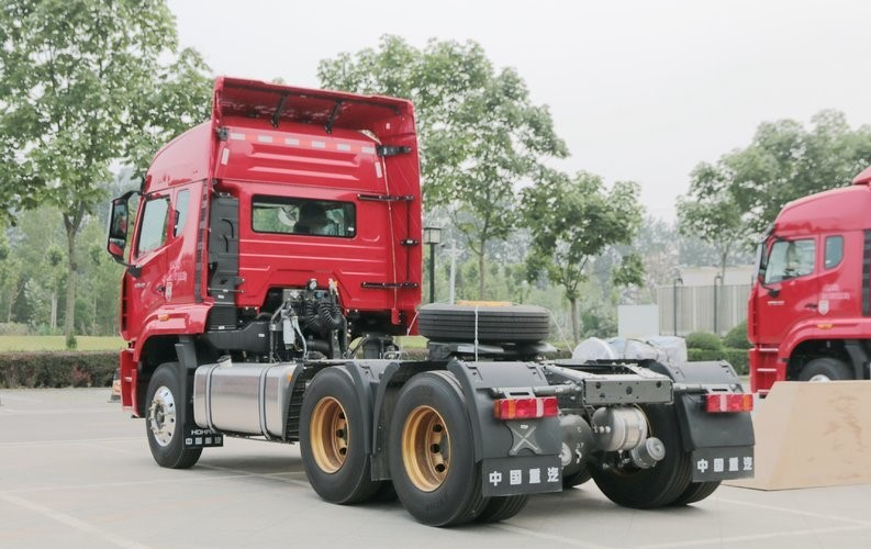Factory Price Sinotruk HOWO 6X4 8X4 420HP Terminal Tractor Head Truck